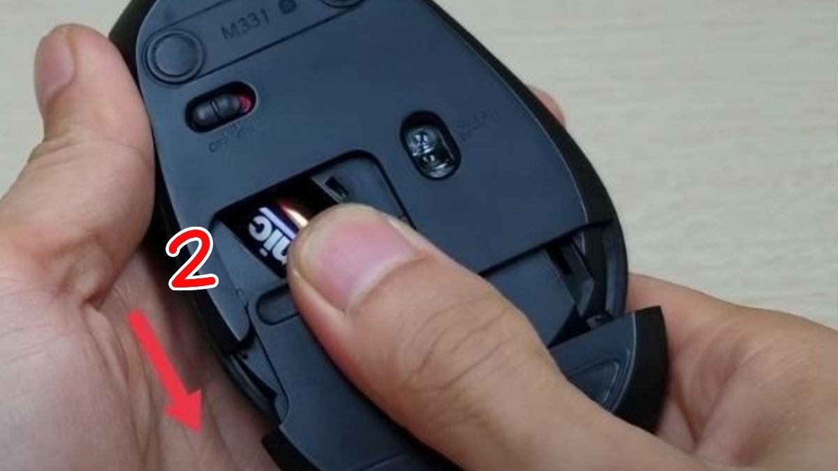 Cách thay pin chuột không dây bước 2