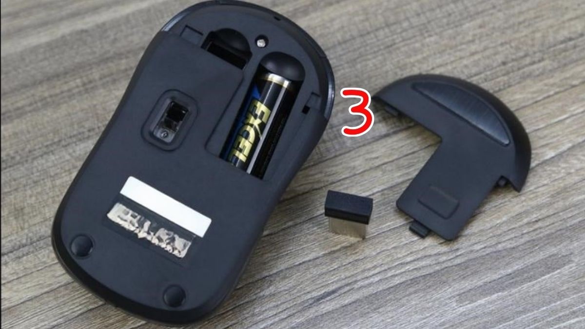 Cách thay pin chuột không dây bước 3
