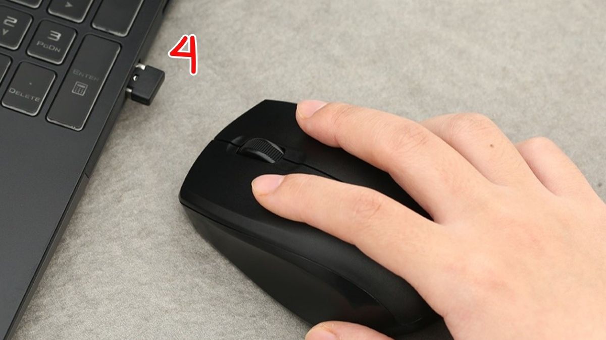 Cách thay pin chuột không dây bước 4