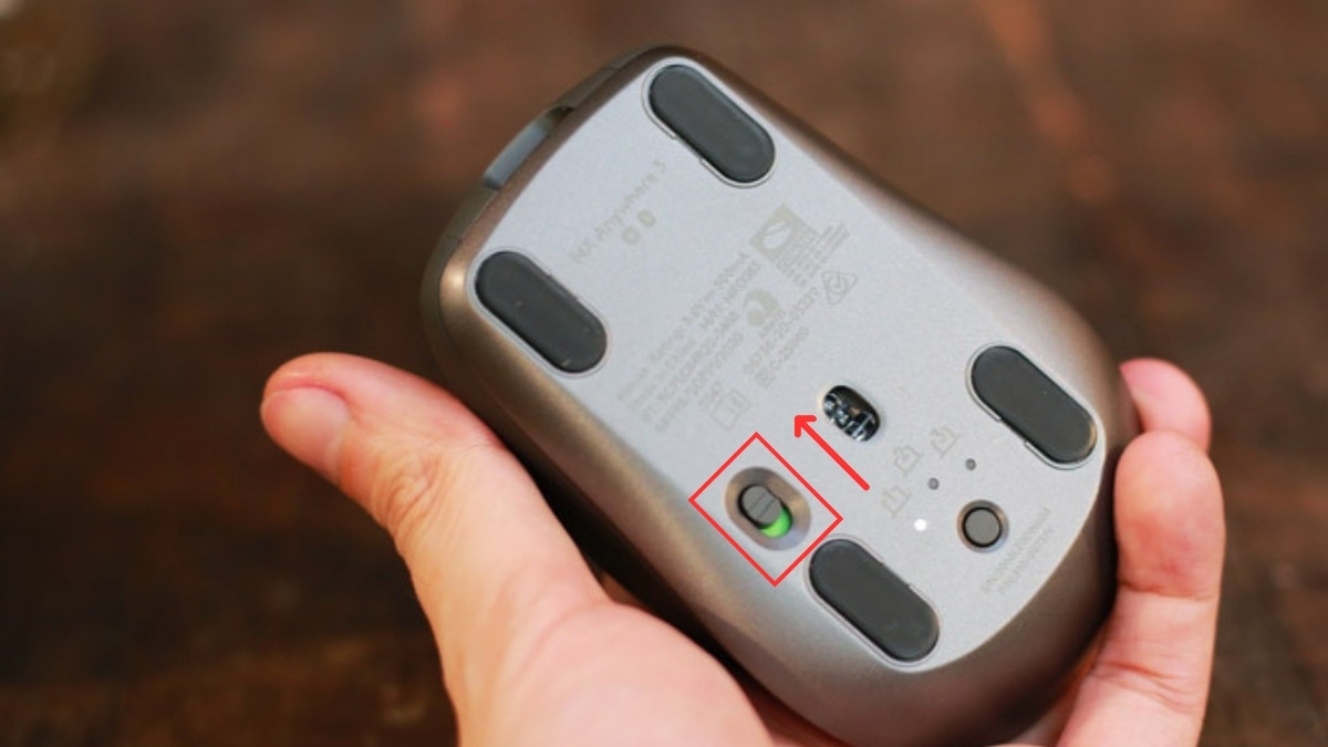 Cách sửa chuột không dây không sáng đèn - Kiểm tra công tắc