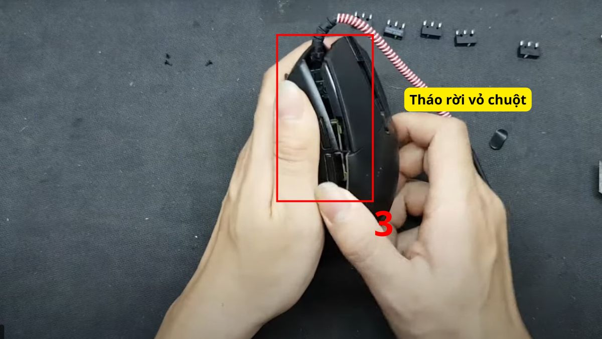 Cách tháo chuột Logitech có dây bước 3