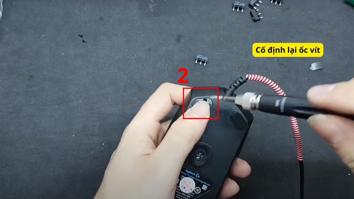 Cách tháo chuột Logitech và lắp lại bước 2