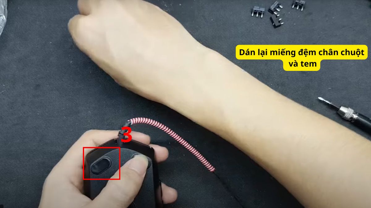 Cách tháo chuột Logitech và lắp lại bước 3
