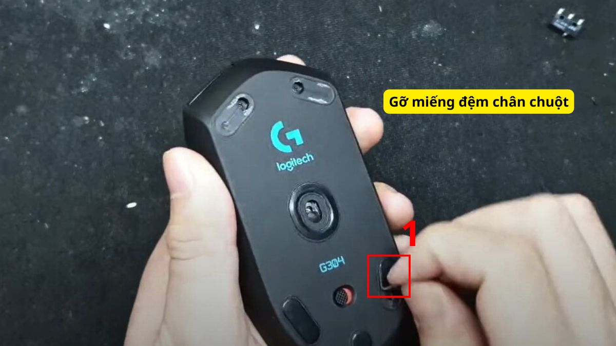 Cách tháo chuột Logitech không dây bước 1