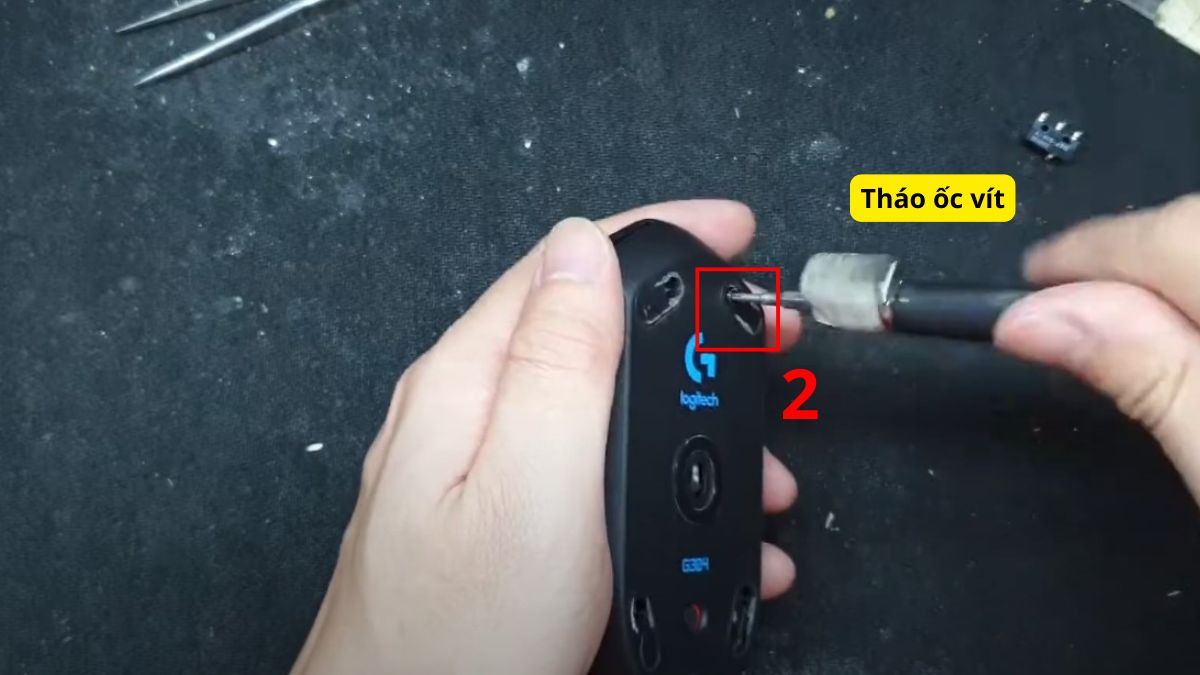 Cách tháo chuột Logitech không dây bước 2