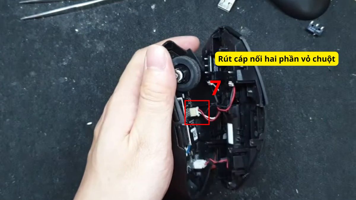 Cách tháo chuột Logitech không dây bước 5