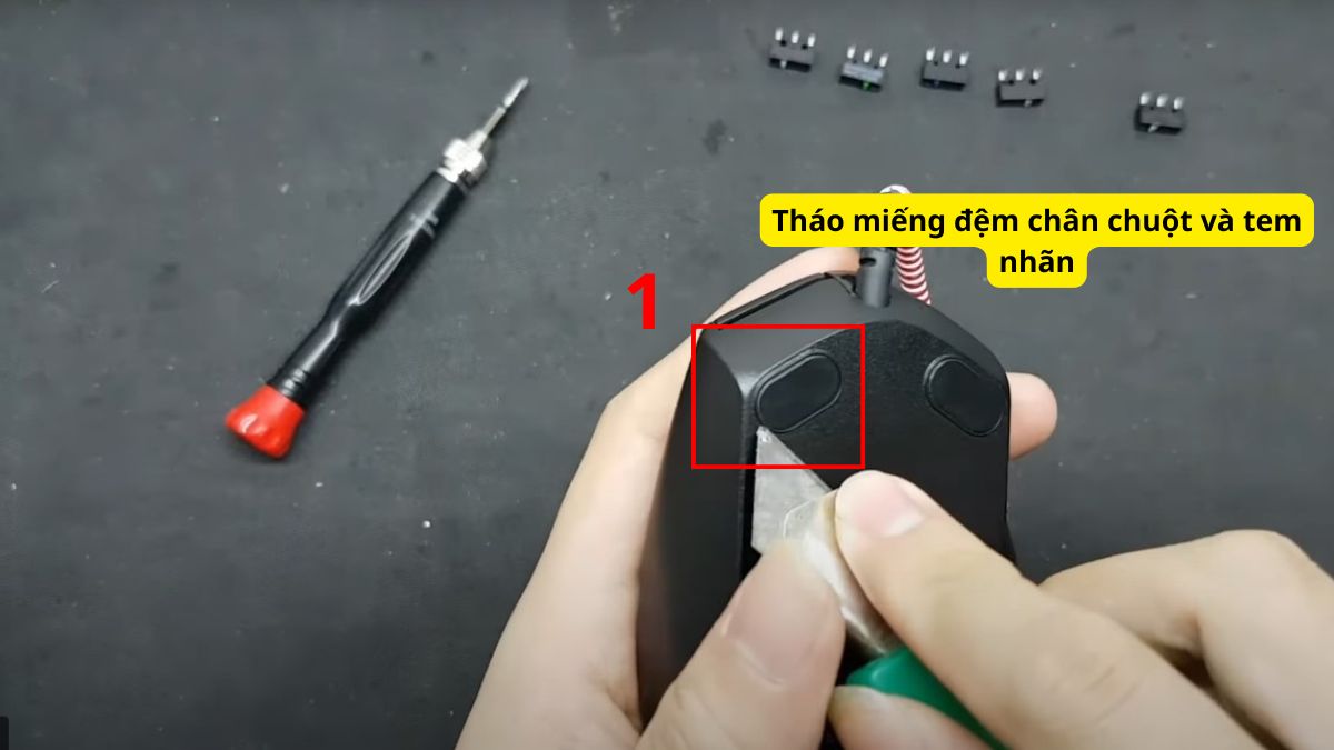 Cách tháo chuột Logitech có dây bước 1