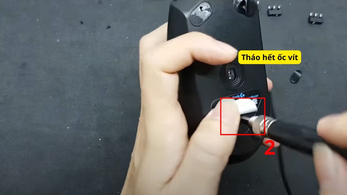 Cách tháo chuột Logitech có dây bước 2