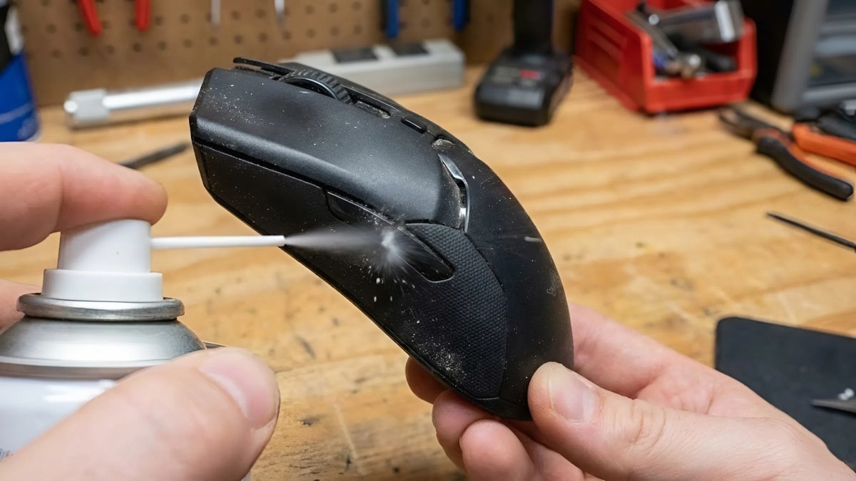 Cách vệ sinh chuột máy tính - Thổi bụi trong khe nút