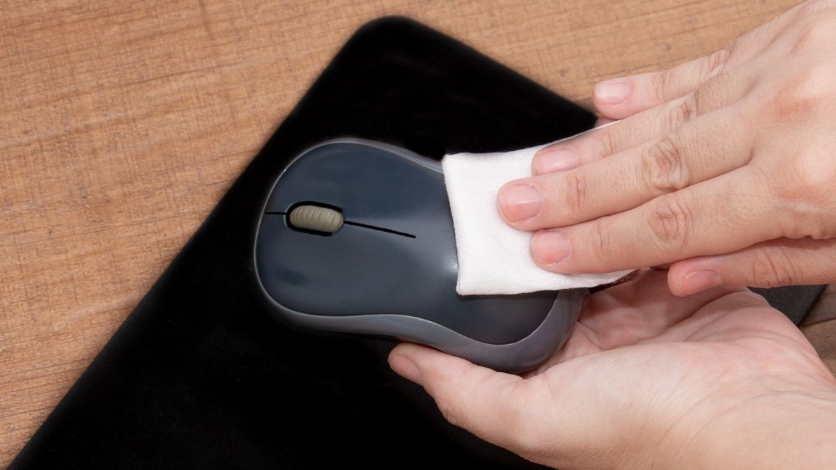 Khắc phục lỗi chuột bị giật lag Win 11 - Kiểm tra bề mặt di chuột