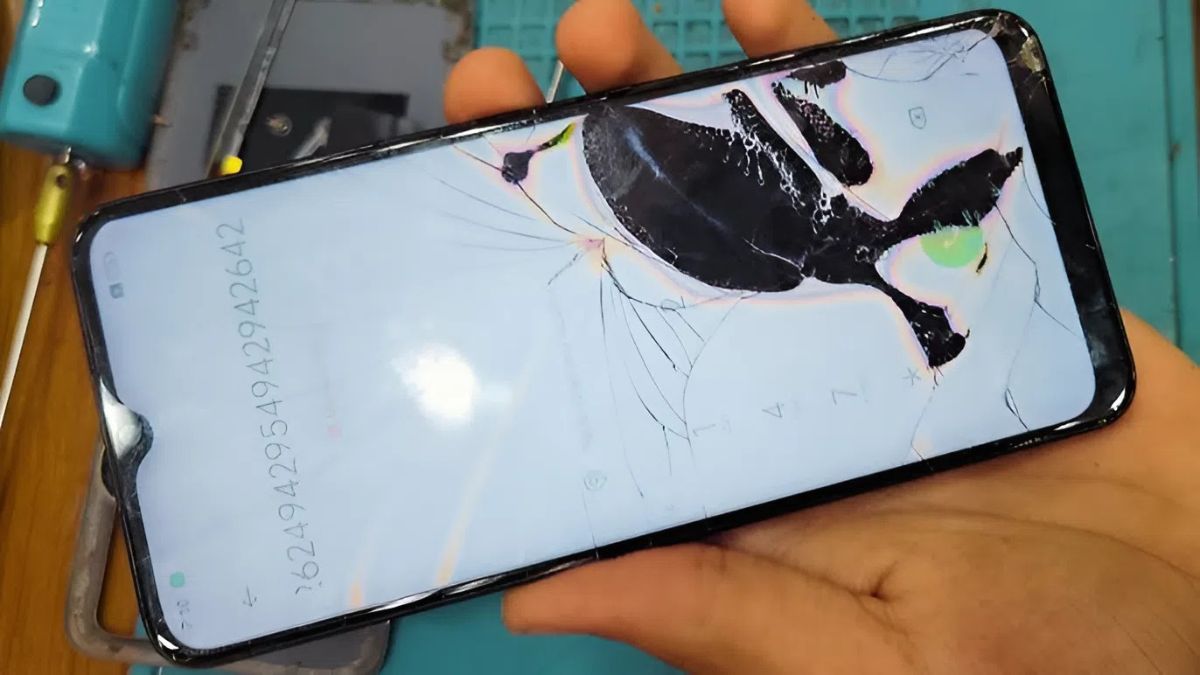 Nguyên nhân điện thoại OPPO bị nhiễu màn hình - Do va đập