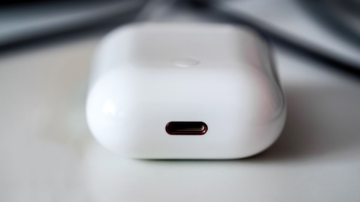 Nguyên nhân hộp sạc tai nghe Bluetooth không sạc được - Cổng sạc bị bám bụi