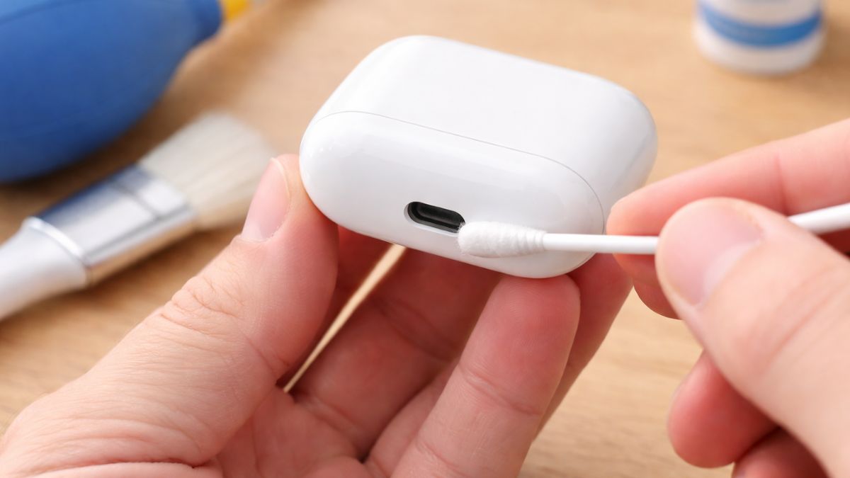 Sửa lỗi hộp sạc tai nghe Bluetooth không sạc được - Vệ sinh cổng sạc