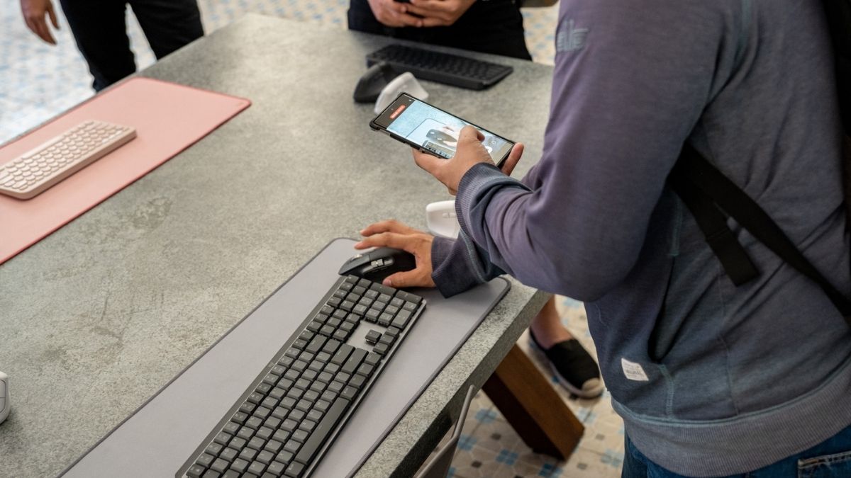 Logitech của nước nào? Có nên mua sản phẩm của hãng không?