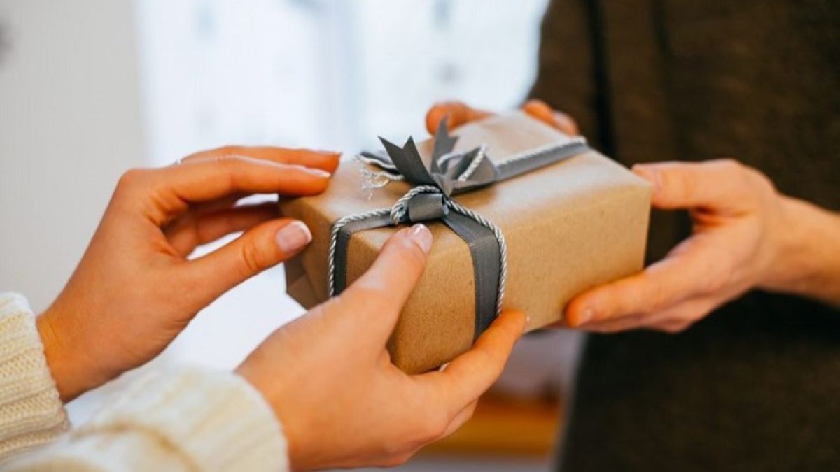 Tặng quà 20/11 cần thực hiện khéo léo