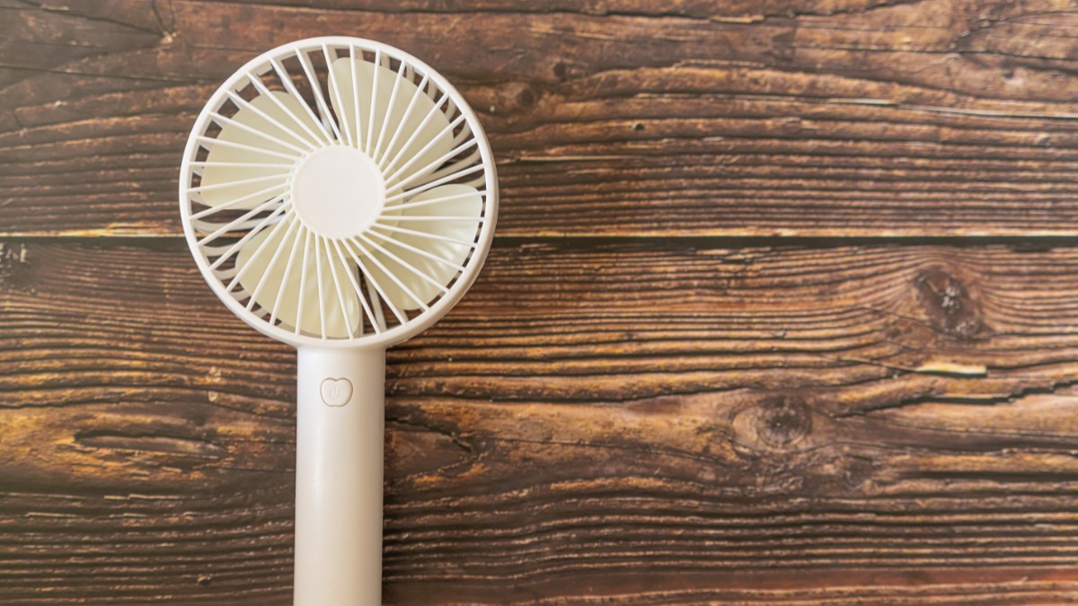 Tặng quà 19/11 cho học sinh - Quạt sạc