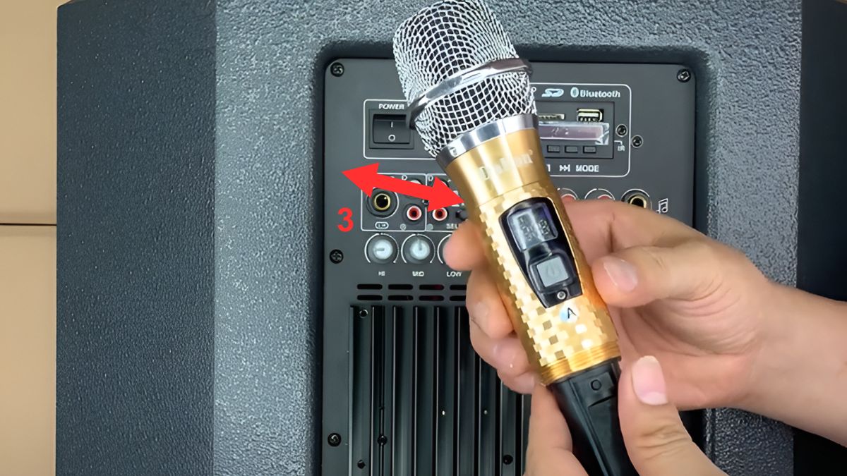 cách kết nối micro không dây với loa kéo đi kèm theo bộ bước 3
