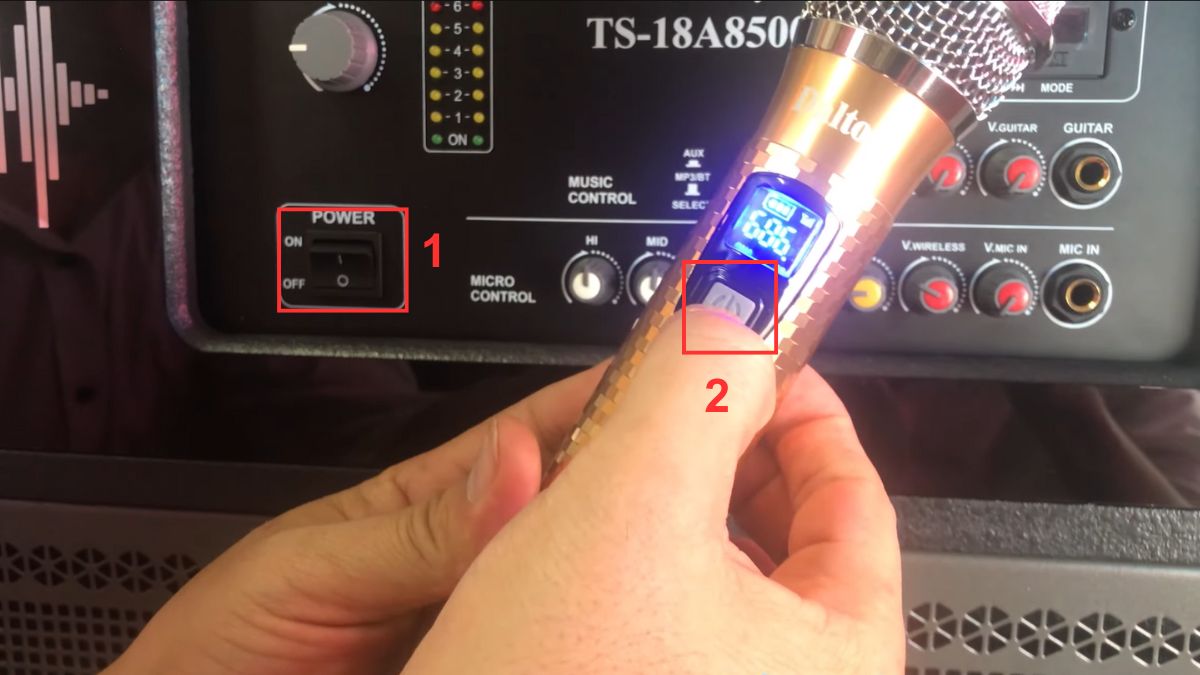 Cách kết nối micro không dây UHF với loa kéo bước 1