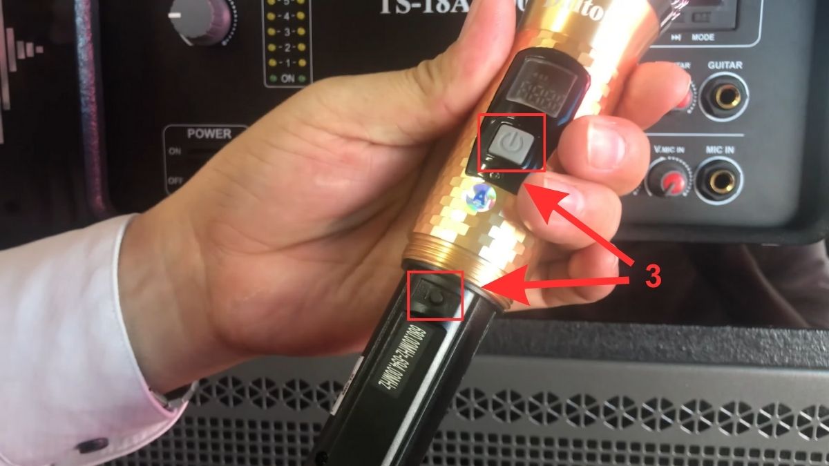 Cách kết nối micro không dây UHF với loa kéo bước 2