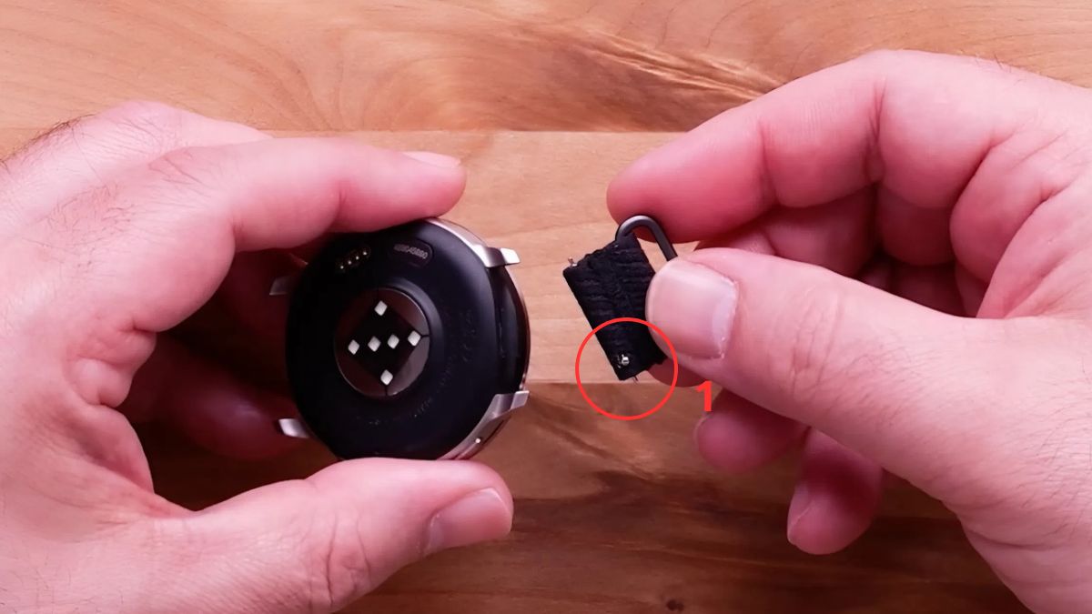Cách lắp dây đồng hồ thông minh dùng chốt gạt bước 1