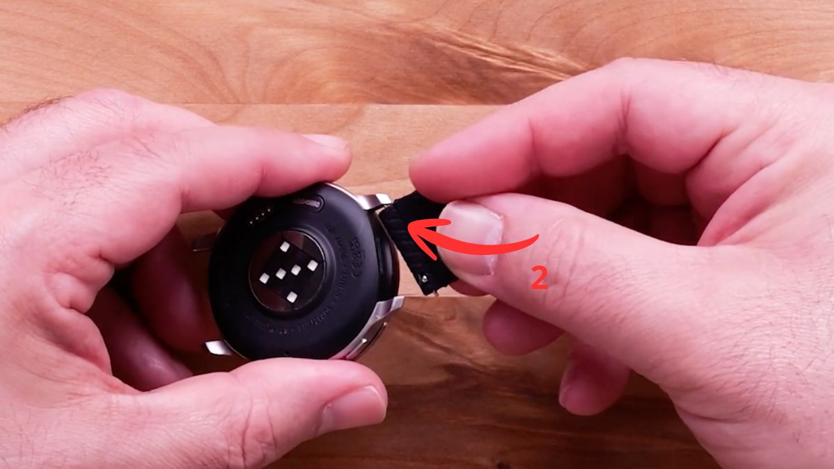 Cách lắp dây đồng hồ thông minh dùng chốt gạt bước 2