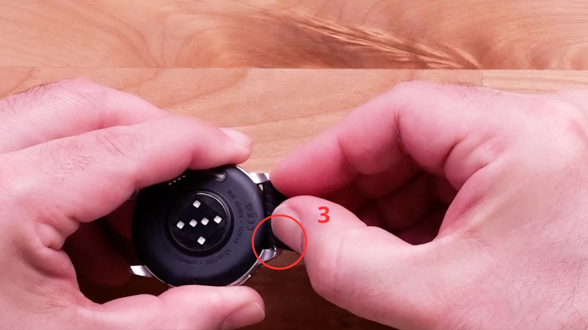 Cách lắp dây đồng hồ thông minh dùng chốt gạt bước 3