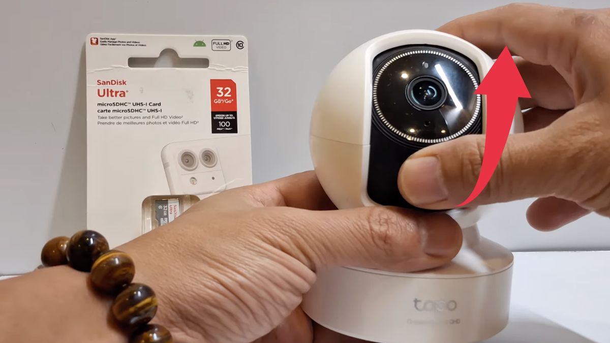 Cách lắp thẻ nhớ camera Tapo bước 1