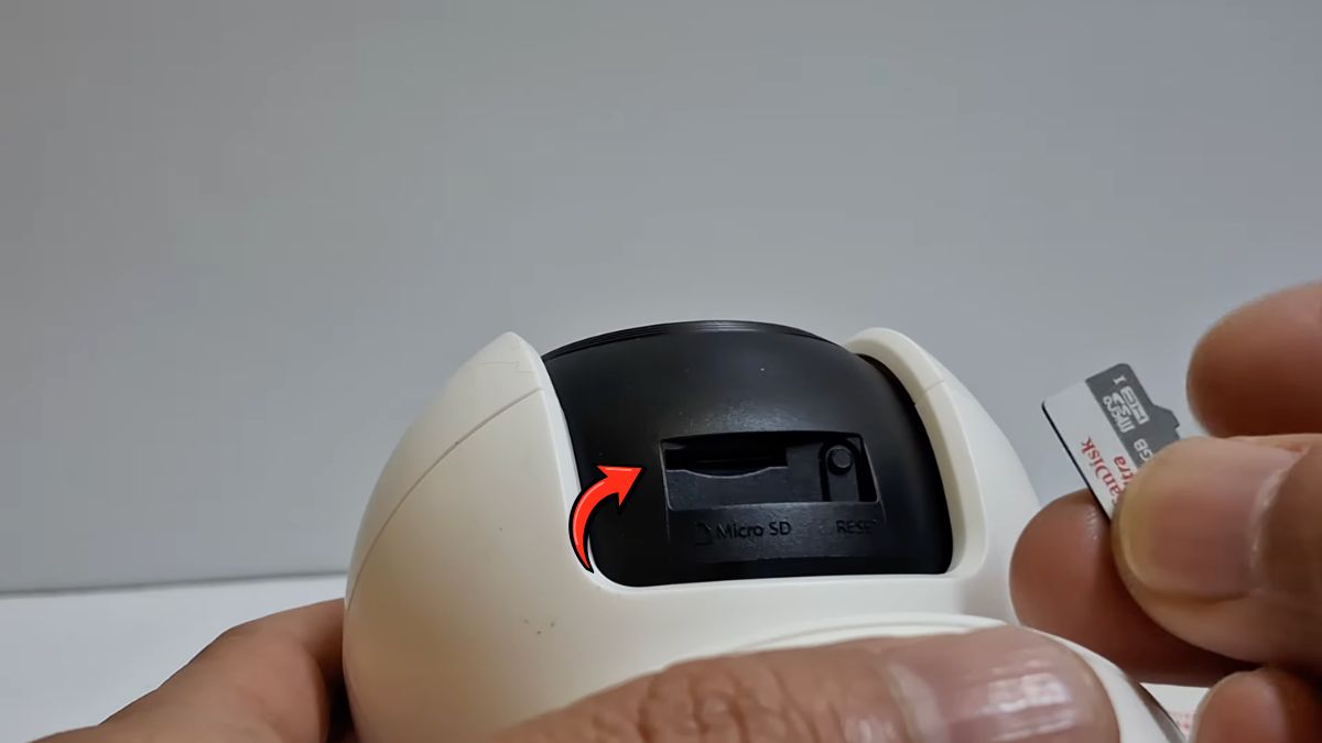Cách lắp thẻ nhớ camera Tapo bước 2