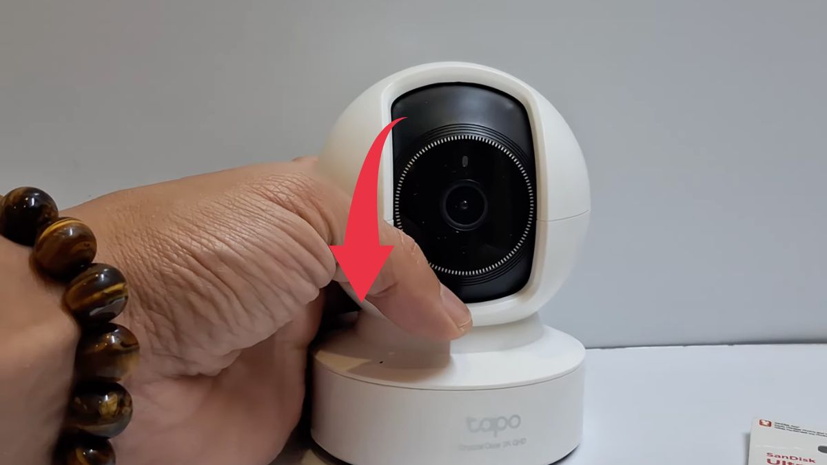 Cách lắp thẻ nhớ camera Tapo bước 3