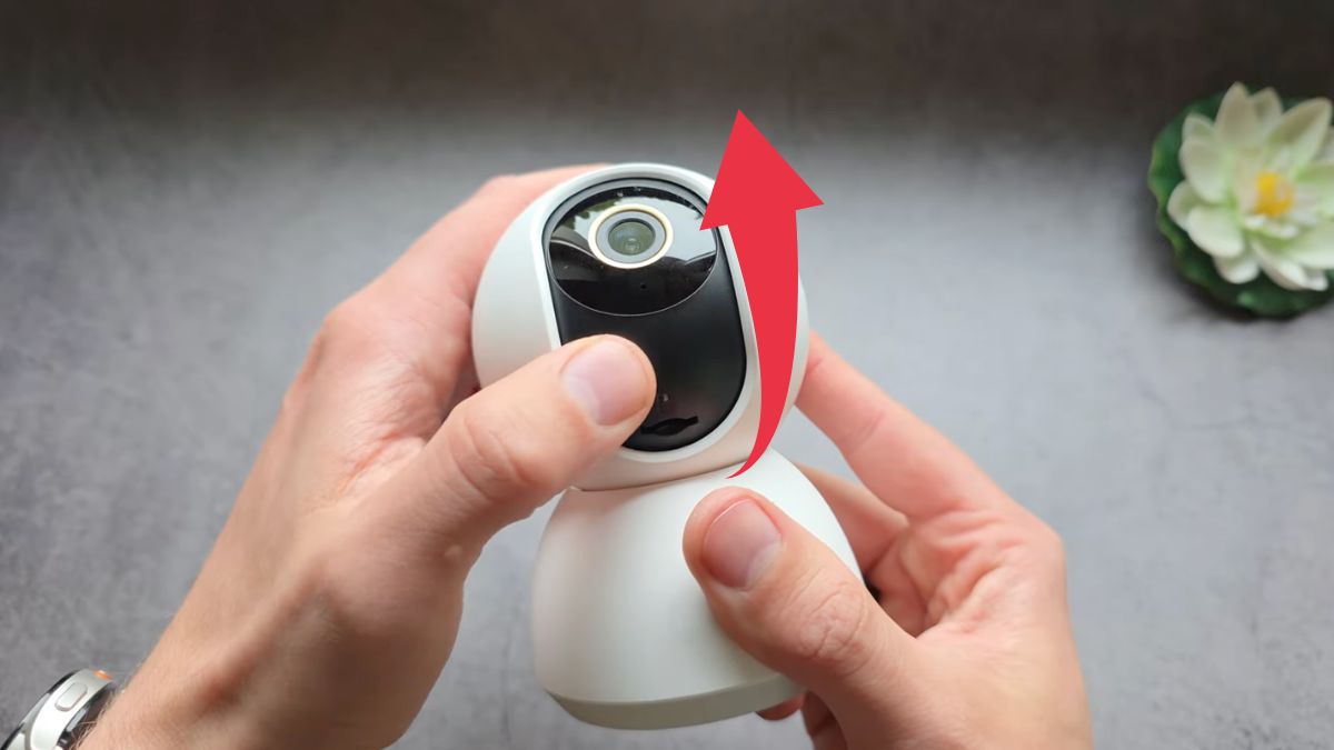 Cách lắp thẻ nhớ camera Xiaomi bước 1