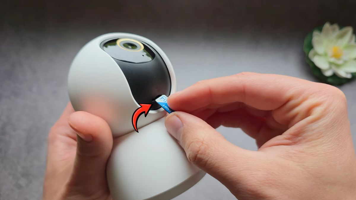 Cách lắp thẻ nhớ camera Xiaomi bước 2