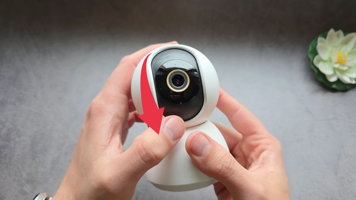 Cách lắp thẻ nhớ camera Xiaomi bước 3