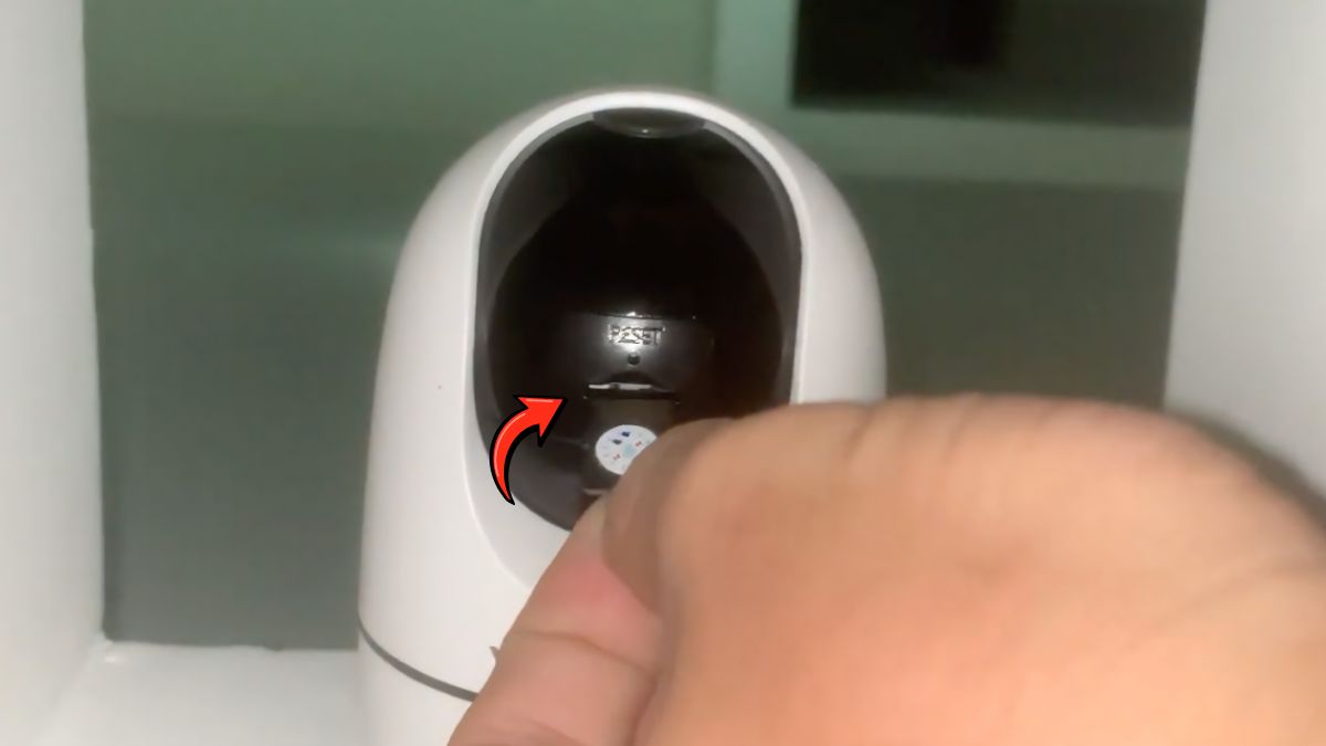 Cách lắp thẻ nhớ camera Viettel bước 2