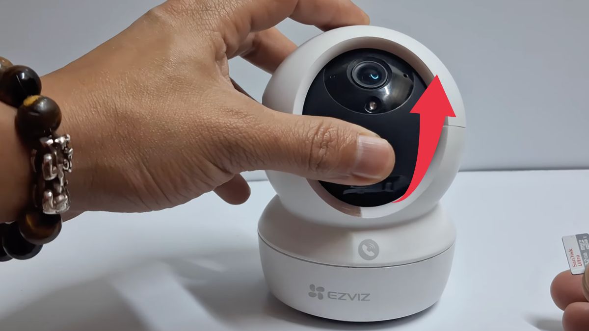 Cách lắp thẻ nhớ camera Ezviz bước 1