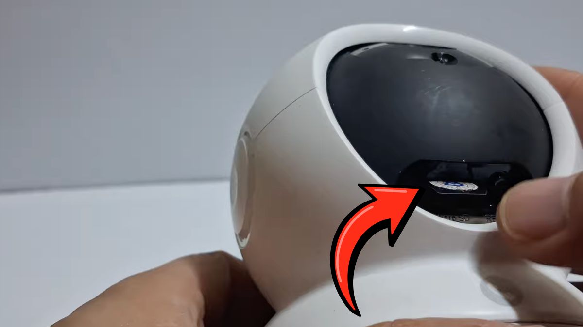 Cách lắp thẻ nhớ camera Ezviz bước 2