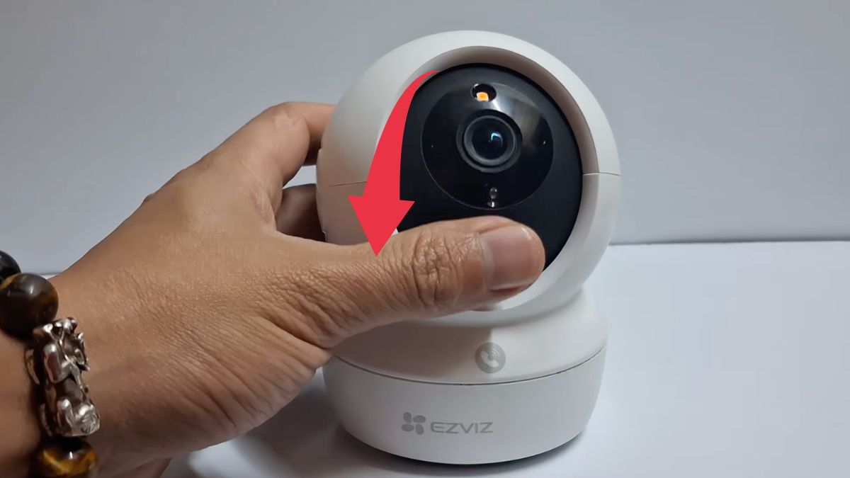 Cách lắp thẻ nhớ camera Ezviz bước 3