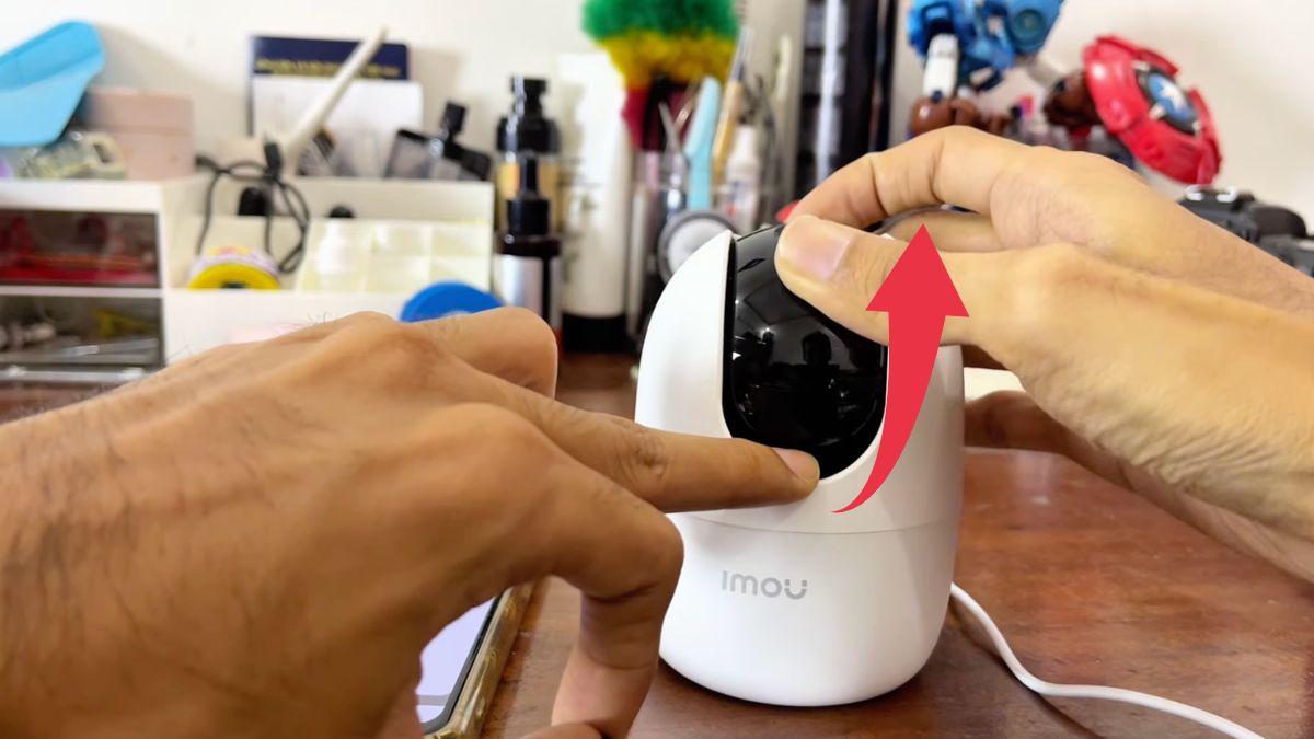 Cách gắn thẻ nhớ camera Imou bước 1