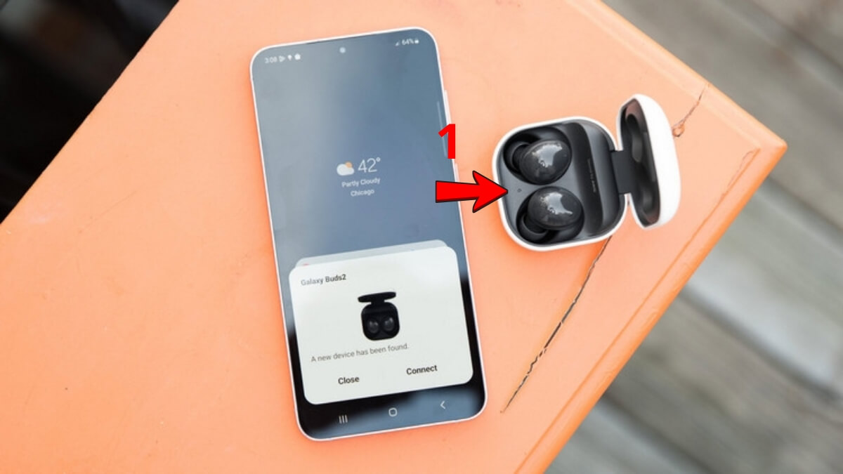 Cách reset tai nghe bluetooth Samsung Galaxy Buds bước 1