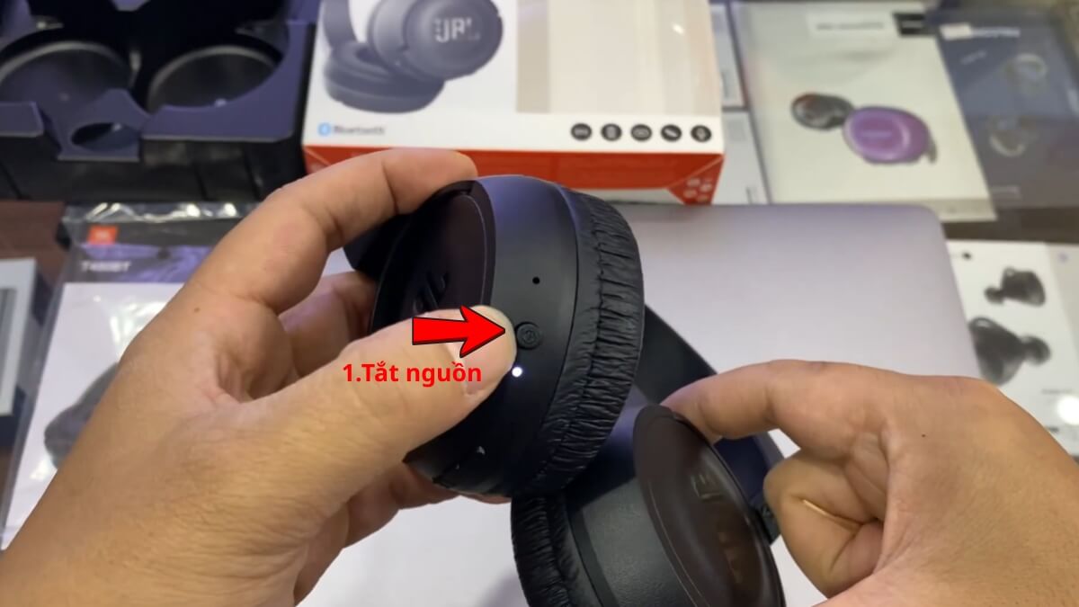 Cách reset tai nghe bluetooth chụp tai bước 1