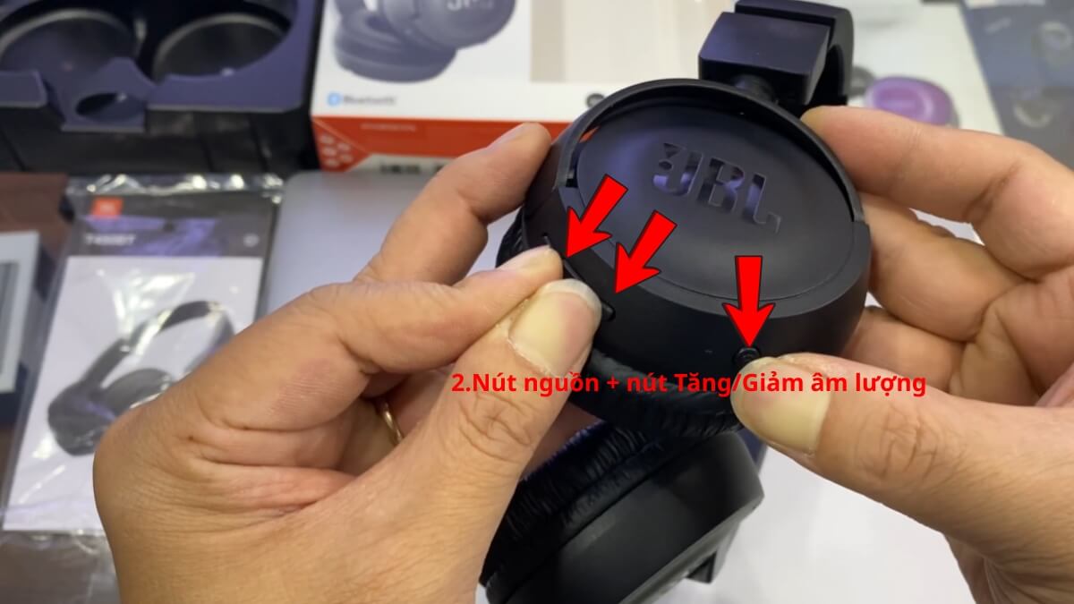 Cách reset tai nghe bluetooth chụp tai bước 2