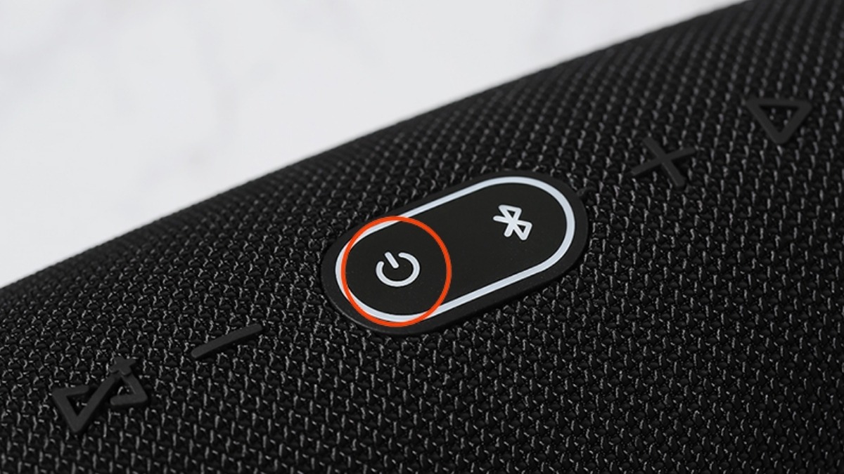 Tắt nguồn loa Bluetooth trước khi cắm sạc 