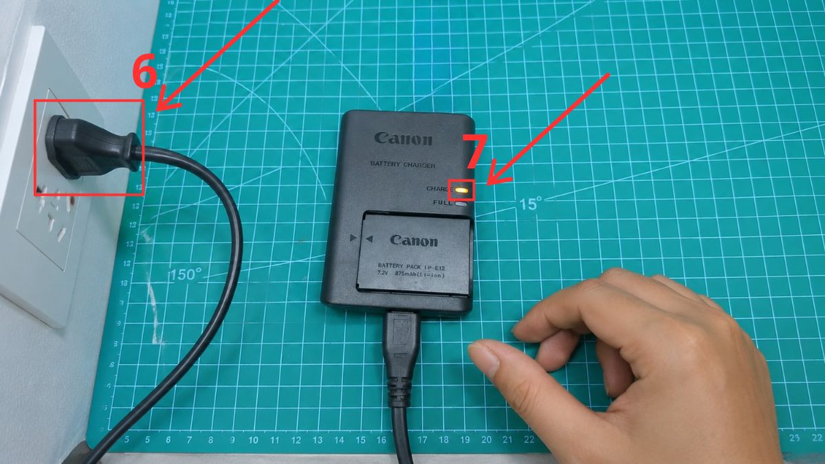 Cách Sạc bằng bộ sạc chuyên dụng bước 5