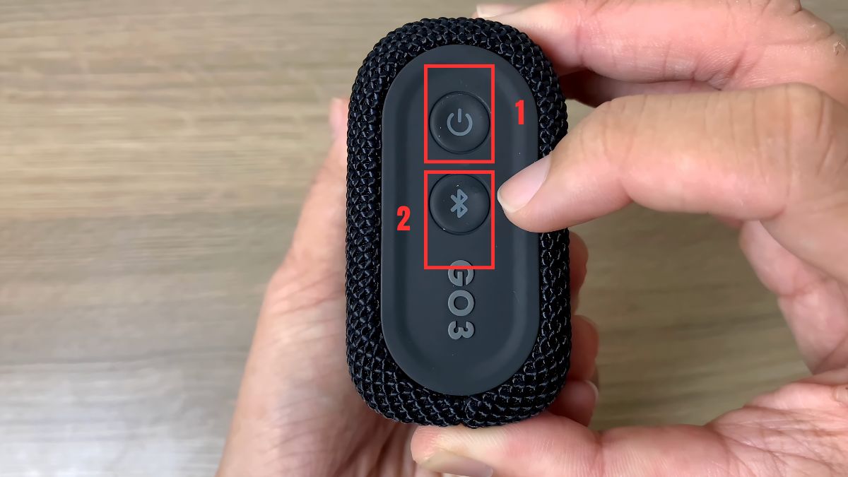 Cách kết nối loa JBL với điện thoại bước 1