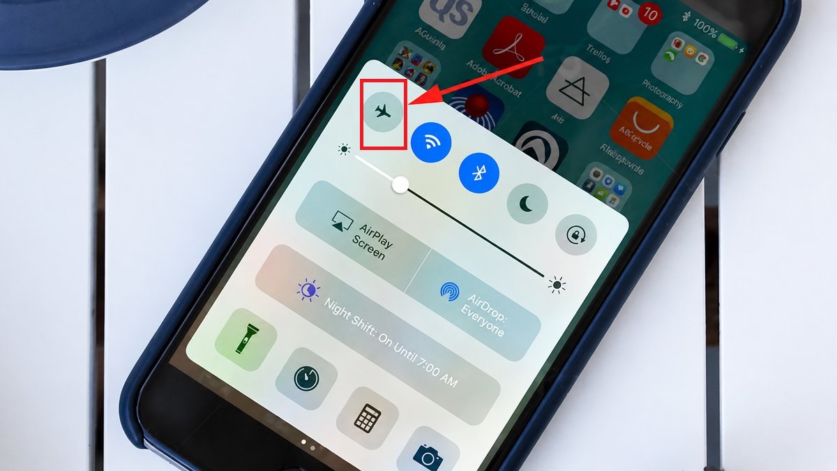 Kích hoạt và tắt Chế độ máy bay