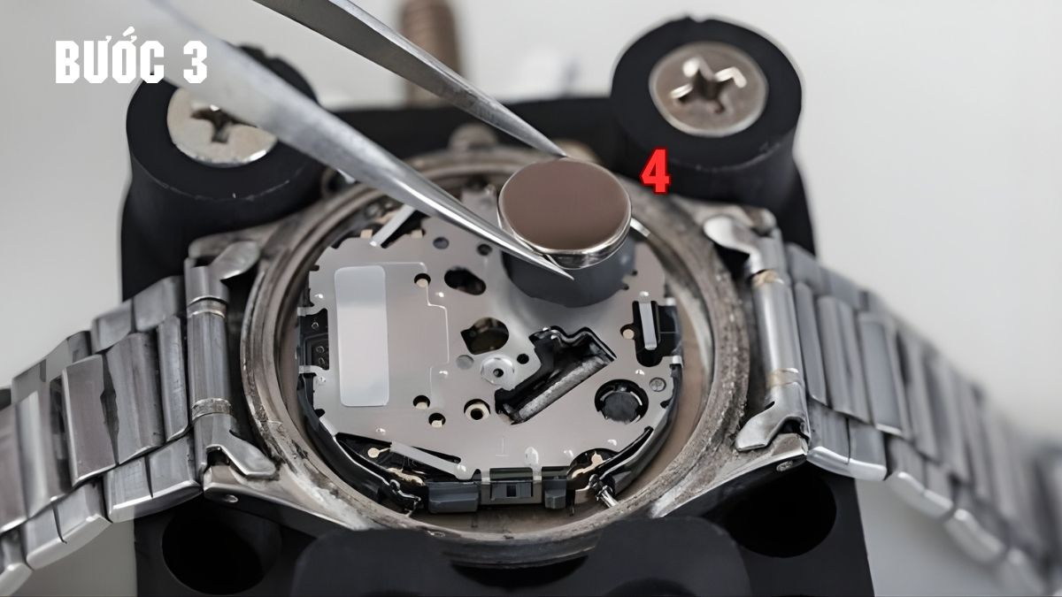 Hướng dẫn chi tiết cách mở đồng hồ đeo tay để thay pin bước 3