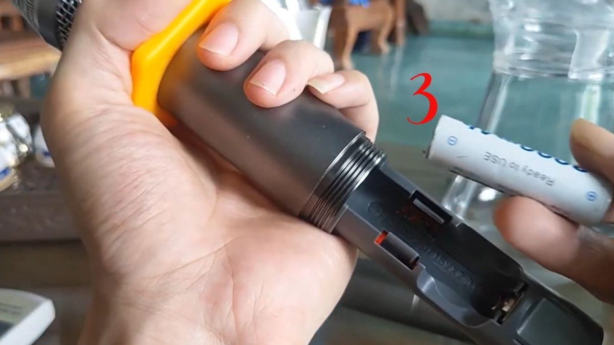 Hướng dẫn cách thay pin micro không dây Shure bước 2