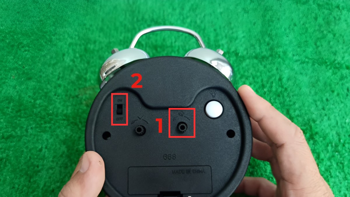 Cách cài đồng hồ báo thức để bàn Analog