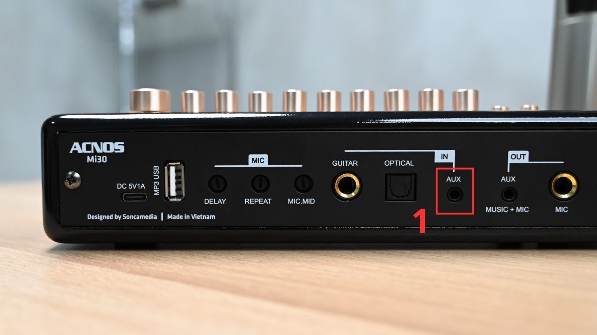 Hướng dẫn kết nối micro không dây với vang cơ, vang số không có cổng Canon bước 1