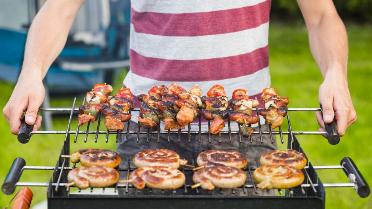 Tiệc nướng BBQ ngoài trời vui vẻ