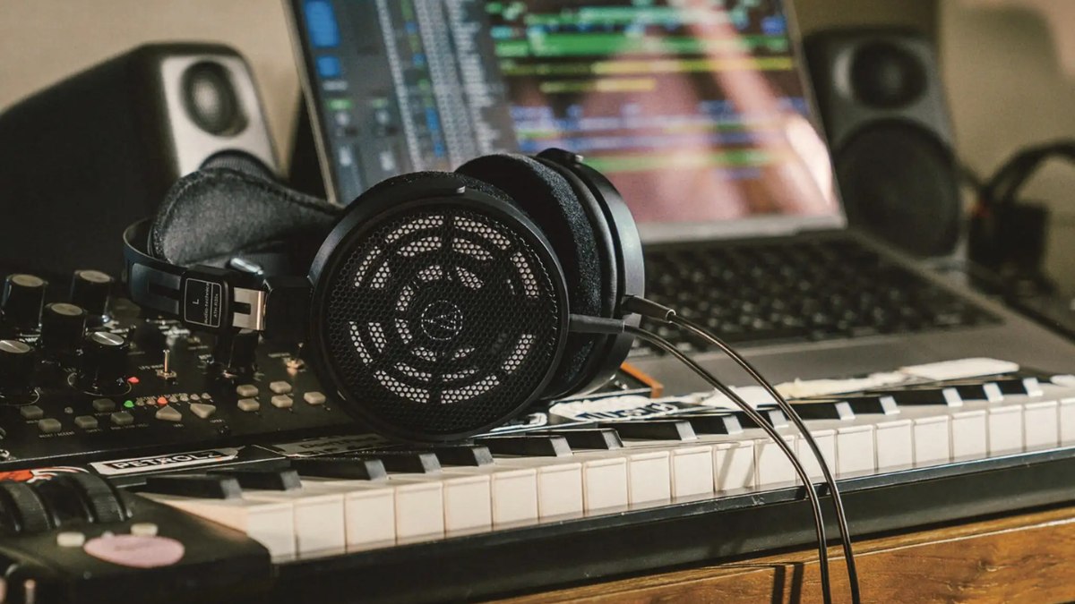 Có nên dùng tai nghe kiểm âm để nghe nhạc không